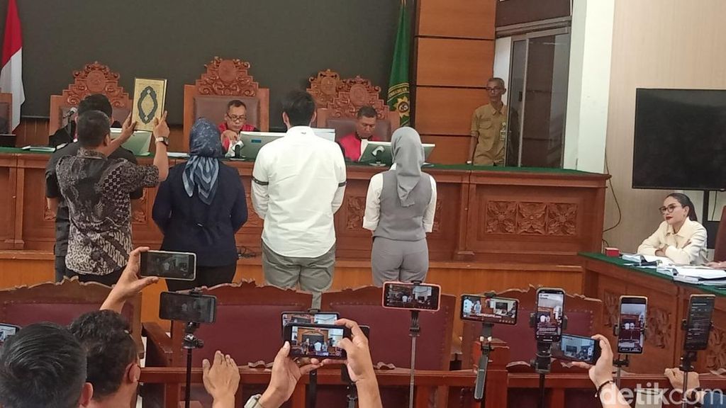 Nikita Mirzani Geleng-geleng dan Emosional Tanggapi Kesaksian Reza Gladys