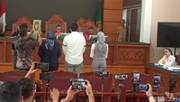 Reza Gladys dan suami disumpah sebelum memberi kesaksian terkait kasusnya, dugaan pengancaman dan Tindak Pidana Pencucian Uang (TPPU). Nikita Mirzani masih memantau. (Foto: Muhammad Ahsan Nurrijal)