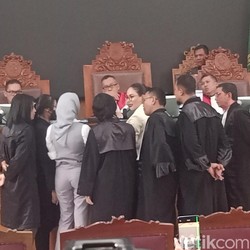 Panas Nikita Mirzani Vs Reza Gladys di Ruang Sidang hingga Tudingan Sumpal Pakai Uang
