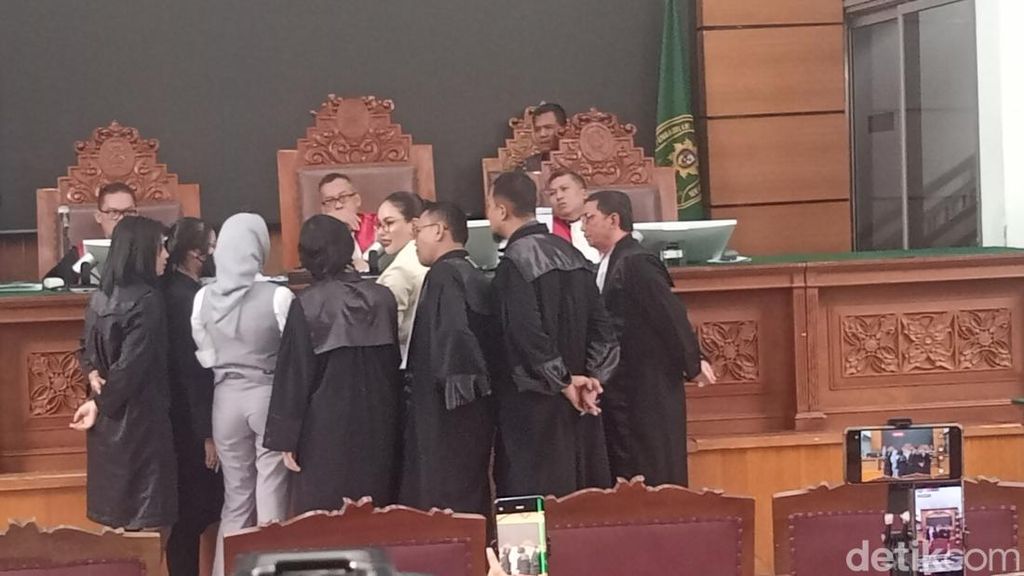 Momen Nikita Mirzani Cekcok dengan Reza Gladys di Ruang Sidang