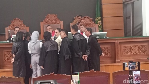 Momen Nikita Mirzani Cekcok dengan Reza Gladys di Ruang Sidang