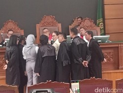 Panas Nikita Mirzani Vs Reza Gladys di Ruang Sidang hingga Tudingan Sumpal Pakai Uang