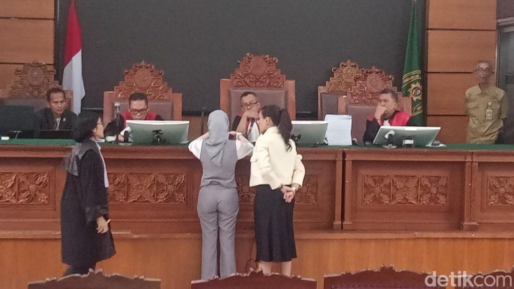 Video: Momen Nikita Mirzani dan Reza Gladys Cekcok di Sidang