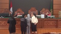 Tolong satu-satu yang bicara. Ini ada produk yang dibawa penasihat hukum, sudah dicek di BPOM resmi ternyata tidak ada, kata Hakim Ketua di ruang sidang Pengadilan Negeri Jakarta Selatan, Kamis (24/7/2025). Foto: Ahsan/detikhot
