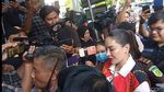 Bibir Merah Merona Nikita Mirzani di Sidang Melawan Reza Gladys