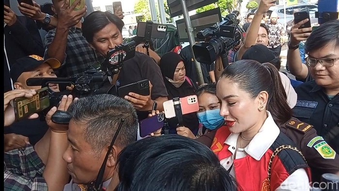 Nikita Mirzani jalani sidang TTPU Nikita Mirzani dan Mail saat ditemui di PN Jakarta Selatan, Kamis, 24 Juli 2025.