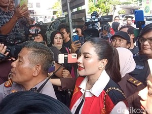 Video: Suasana Jelang Sidang Nikita Mirzani Vs Reza Gladys