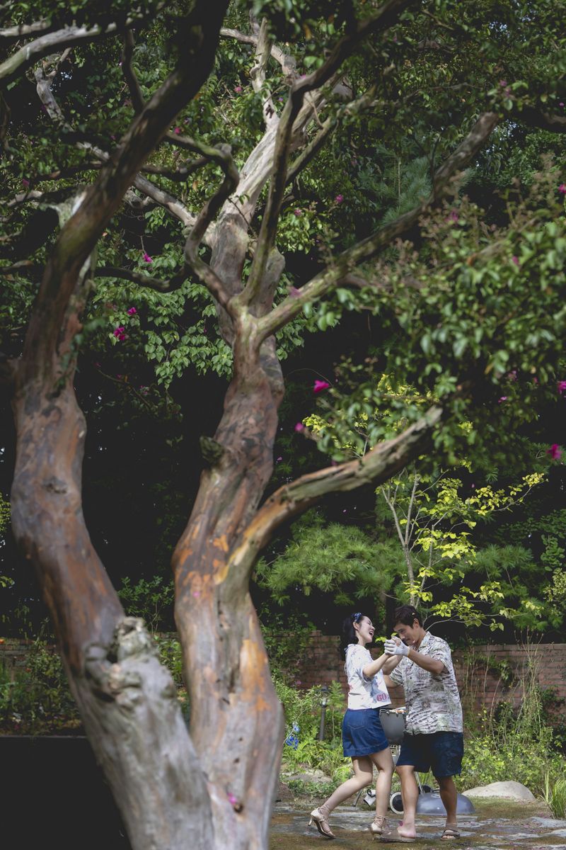 Film No Other Choice, yang dibintangi Son Ye Jin dan Lee Byung Hun akan  tayang perdana di Venice International Film Festival.