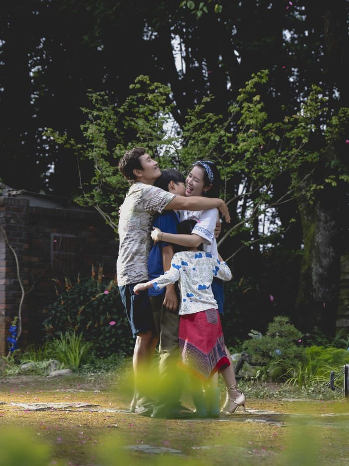 Film No Other Choice, yang dibintangi Son Ye Jin dan Lee Byung Hun akan  tayang perdana di Venice International Film Festival.