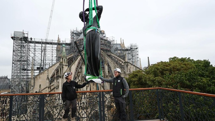 Patung Santo Thomas Hiasi Kembali Menara Notre-Dame de Paris Patung Rasul Thomas dipasang kembali di puncak menara Notre-Dame de Paris. Ini jadi simbol kemajuan restorasi usai kebakaran hebat 2019.