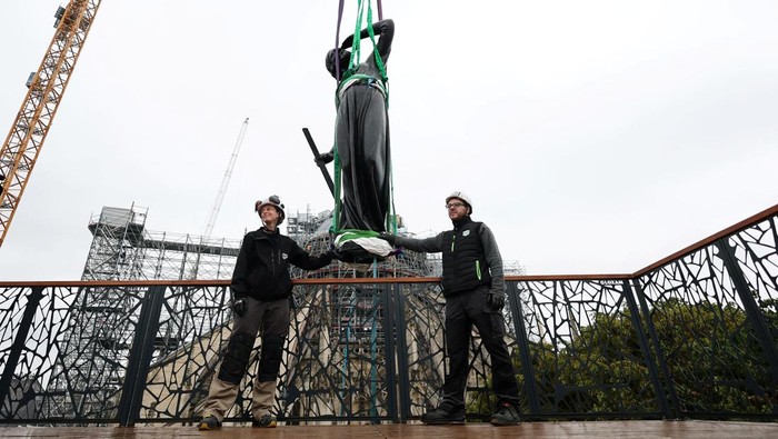 Patung Santo Thomas Hiasi Kembali Menara Notre-Dame de Paris Patung Rasul Thomas dipasang kembali di puncak menara Notre-Dame de Paris. Ini jadi simbol kemajuan restorasi usai kebakaran hebat 2019.
