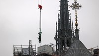 Pemasangan kembali patung-patung ini menjadi simbol kebangkitan Notre-Dame sebagai lambang spiritual dan arsitektur Prancis. REUTERS/Gonzalo Fuentes