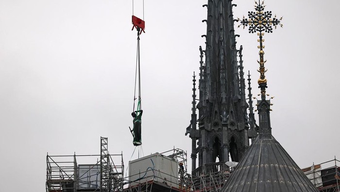 Patung Santo Thomas Hiasi Kembali Menara Notre-Dame de Paris Patung Rasul Thomas dipasang kembali di puncak menara Notre-Dame de Paris. Ini jadi simbol kemajuan restorasi usai kebakaran hebat 2019.