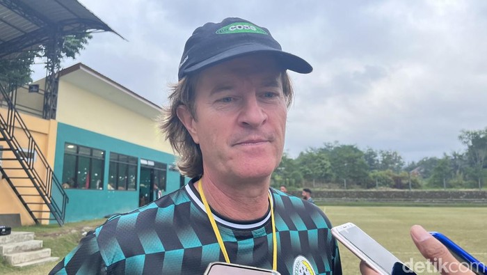 Pelatih PSS Sleman, Pieter Huistra di Lapangan Pakembinangun, Sleman, Kamis (24/7/2025).