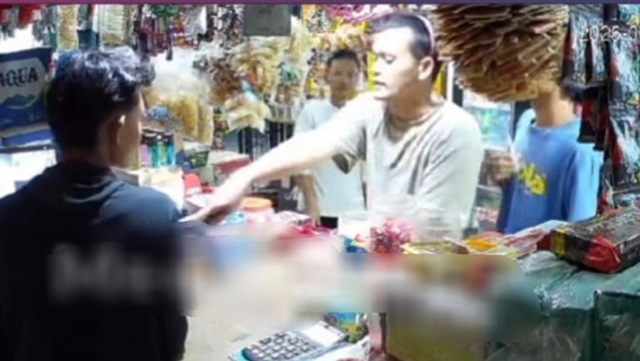 Tangkapal layar video viral pelaku saat pelaku memalak korban.