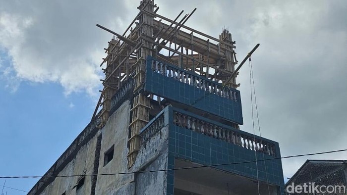 Pembangunan tower BTS di tengah permukiman warga Pinrang dikeluhkan berdampak radiasinya.