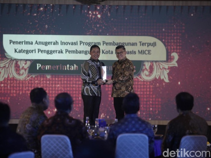 Pemimpin Redaksi detikcom Alfito Deannova Gintings menyerahkan penghargaan kepada Asisten 1 Pemkot Semarang, Mukhamad Khadhik, di detikJateng-Jogja Awards 2025 di Gedung Gradhika Bhakti Praja Kota Semarang, Rabu (23/7/2025) malam.