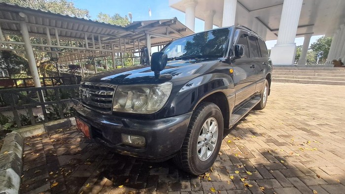 Pemprov Banten melelang belasan kendaraan dinas kepada masyarakat. Salah satu kendaraan yang ikut dilelang adalah Toyota Land Cruiser tahun 2006, yang pernah menjadi mobil dinas eks Gubernur Banten Ratu Atut Chosiyah.