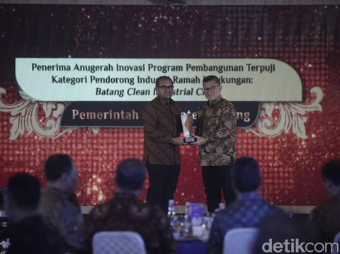 Pemred detikcom Alfito Deannova Gintings menyerahkan penghargaan kepada Bupati Batang, Faiz Kurniawan di detikJateng-Jogja Awards 2025 di Gedung Gradhika Bhakti Praja, Semarang, Rabu (23/7/2025) malam.
