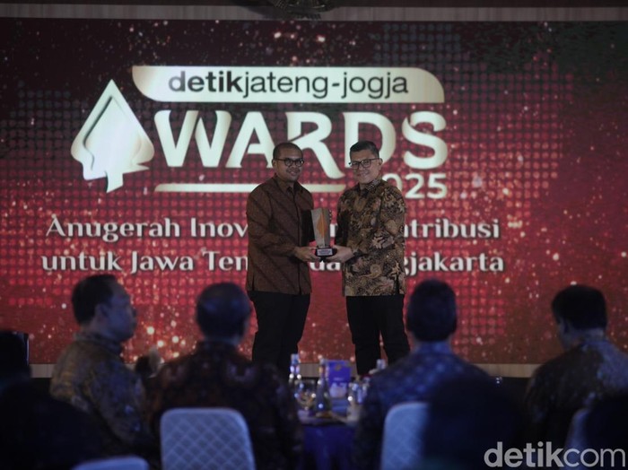 Pemred detikcom Alfito Deannova Gintings menyerahkan penghargaan kepada Bupati Batang, Faiz Kurniawan di detikJateng-Jogja Awards 2025 di Gedung Gradhika Bhakti Praja, Semarang, Rabu (23/7/2025) malam.