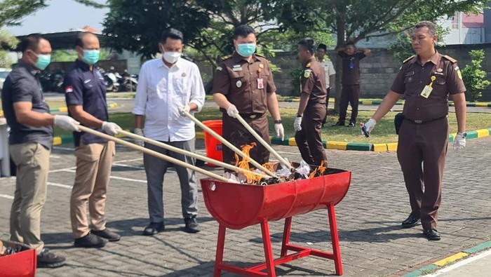 Pemusnahan barang bukti narkoba di Kejari Kota Mojokerto.