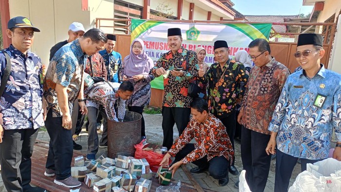 Pemusnahan belasan ribu eksemplar blangko nikah kedaluwarsa di Kemenag Lamongan