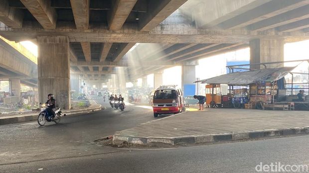 Penampakan angkot ngetem sembarangan di kawasan Cileunyi.