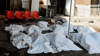 Kepala departemen, Hashem Azzam, mengatakan sejumlah jenazah telah dimakamkan pada hari Rabu dengan bantuan Bulan Sabit Merah. Bentrokan sektarian pecah di Sweida awal bulan ini antara suku Druze—minoritas agama asli daerah tersebut—dan suku Badui Suriah. Pertempuran sengit kemudian pecah antara milisi Druze dan pasukan pemerintah yang dikirim ke kota tersebut untuk meredakan kerusuhan. Foto: REUTERS/Fahed Kewan 