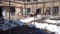 Foto menunjukkan beberapa kantong jenazah tergeletak di halaman Rumah Sakit Nasional Sweida serta di dalamnya. Kepala unit gawat darurat di Rumah Sakit Nasional Sweida Suriah mengatakan pada hari Rabu (23/7) bahwa rumah sakit tersebut telah menerima lebih dari 500 jenazah. Foto: REUTERS/Fahed Kewan