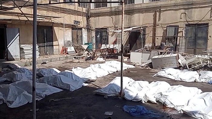 Penampakan Kantong Jenazah Penuhi Rumah Sakit Sweida Suriah Covered bodies lie on the ground as hundreds of Bedouin civilians were evacuated from Syria's predominantly Druze city of Sweida on Monday as part of a U.S.-backed truce meant to end days of bloodshed in southern Syria, state media and witnesses said, in Sweida, Syria, July 22, 2025. REUTERS/Fahed Kewan