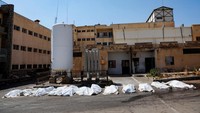 Sejumlah kantong jenazah tergeletak di halaman Rumah Sakit Nasional Sweida. Insiden di wilayah pesisir tersebut merupakan kekerasan terburuk yang melanda Suriah sejak jatuhnya Presiden Bashar al-Assad tahun lalu. Foto: REUTERS/Fahed Kewan