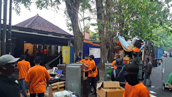 Penertiban aset tanah milik KAI Daop 8 Surabaya di Jalan Tapaksiring, Pacar Keling, Surabaya.