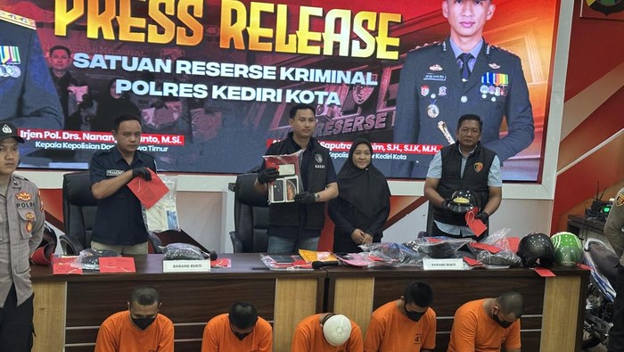 Lima pengeroyok orang di Kota Kediri