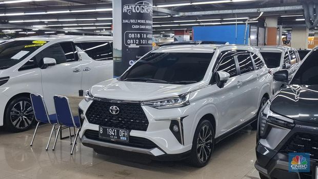 Penjual mobil bekas di WTC Mangga Dua, Jakarta Utara ungkap mobil Toyota Avanza masih diminati oleh pembeli mobil bekas. (CNBC Indonesia/Chandra)