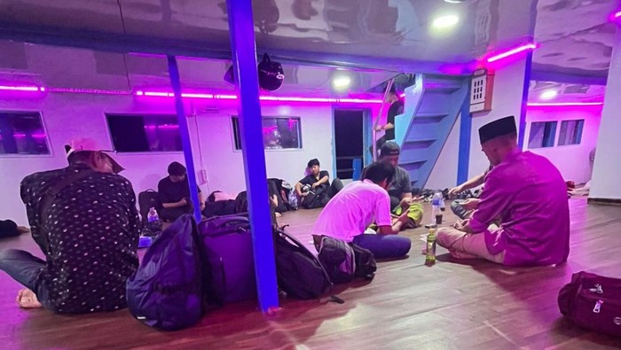 Penumpang yang merokok di bawah papan larangan dalam kabin Kapal Teluk Batang.