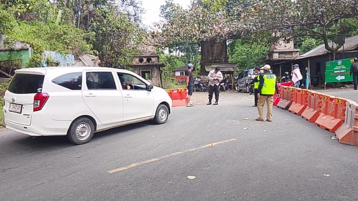 Penyekatan di Jalur Gumitir Jember pada hari pertama penutupan. Jalur ini sepi roda empat.