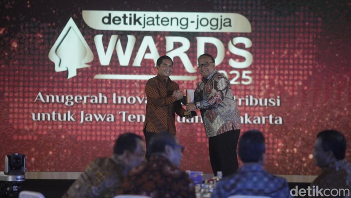 General Manager Corporate Secretary KITB, M. Burhan Murtaki terima penghargaan detikJateng-Jogja Awards 2025 di Gedung Gradhika Bhakti Praja, Semarang, Rabu (23/7/2025).
