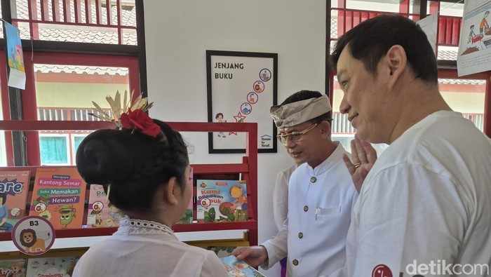 Bupati Klungkung, I Made Satria meresmikan perpustakaan ramah anak, hasil kolaborasi bersama PT. LG Electronics Indonesia (LG) dan Yayasan Literasi Anak Indonesia (YLAI) di SDN 2 Dawan Klod.