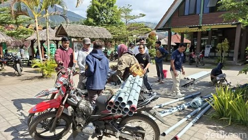 Persiapan pengangkutan material untuk perbaikan jalur di Gunung Rinjani di Kantor TNGR Resort Sembalun.