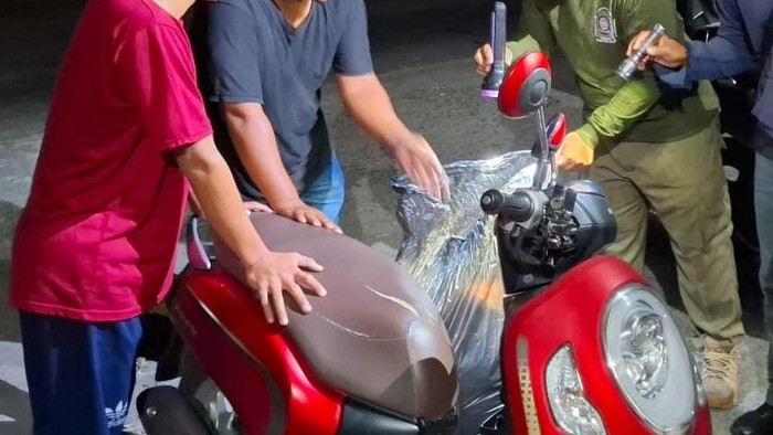 Petugas saat melakukan operasi tangkap tangan (OTT) terhadap dua warga Kota Jogja yang membuang sampah sembarangan di Kasihan, Bantul, Kamis (24/7/2025) dini hari.