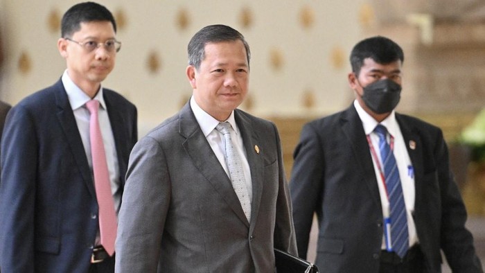 Cambodias Prime Minister Hun Manet (C) arrives to attend a meeting at the National Assembly building in Phnom Penh on July 11, 2025. (Photo by TANG CHHIN Sothy / AFP)