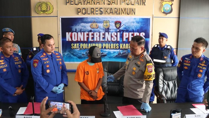 Polisi menetapkan tekong kapal speedboat Berinisial AS (32) sebagai tersangka.