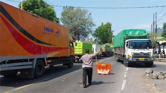 Polantas Polresta Banyuwangi berupaya mengurai kepadatan imbas pembatasan kendaraan barang di Pelabuhan Ketapang.