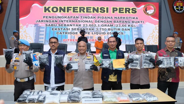 Polda Riau membongkar narkoba senilai Rp 25 miliar di Kota Pekanbaru, Kamis (24/7/2025).