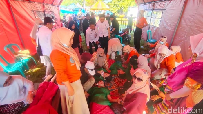 Lebih dari 10 penari pingsan saat Festival Banua Kaeyyang di Polewali Mandar, diduga karena kelelahan.