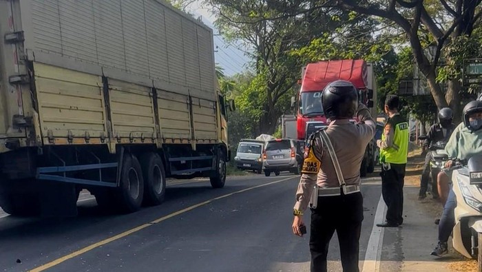 Polisi Situbondo berupaya mengurai lalu lintas saat terjadi kepadatan jalur Situbondo-Banyuwangi.