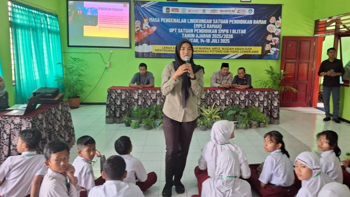 Polwan Polres Blitar Kota saat sosialisasi cegah perundungan di kalangan siswa