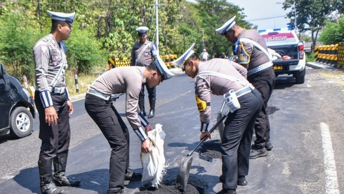 Penambalan jalan di Pantura Situbondo yang dijadikan jalur alternatif setelah jalur Gumitir ditutup