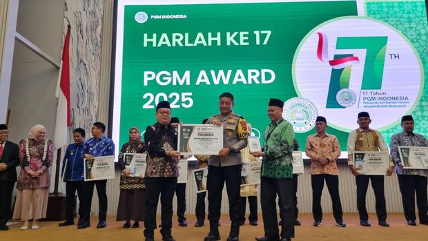 Kapolres Tasikmalaya Kota AKBP Moch Faruk Rozi mendapat penghargaan berkat program Polwan Mengajar.