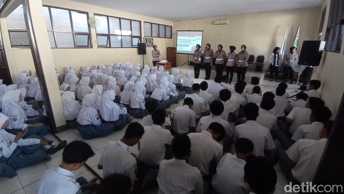 Polwan Polres Tasikmalaya Kota saat mengajar di MAN 2 Kota Tasikmalaya.